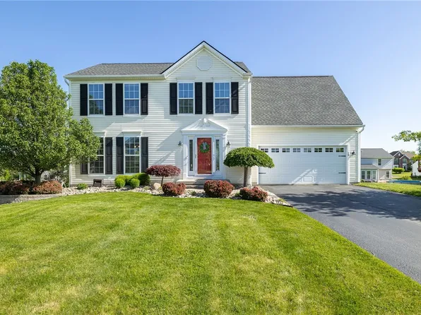 19 Caboose Cir, North Chili, NY 14514