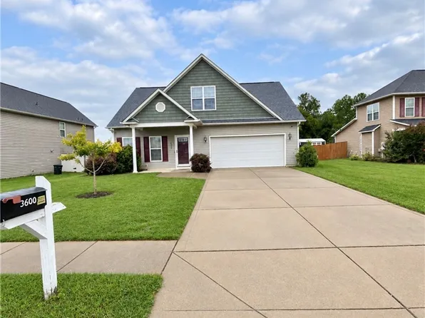 3600 Crosswinds Dr, Hope Mills, NC 28348