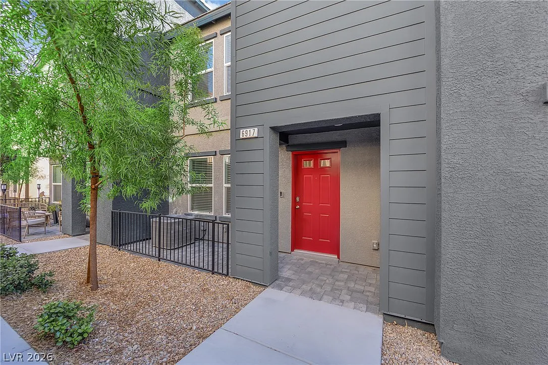 3 bed, 2.5 bath, 1321 sqft, $2,200 — Photo 2