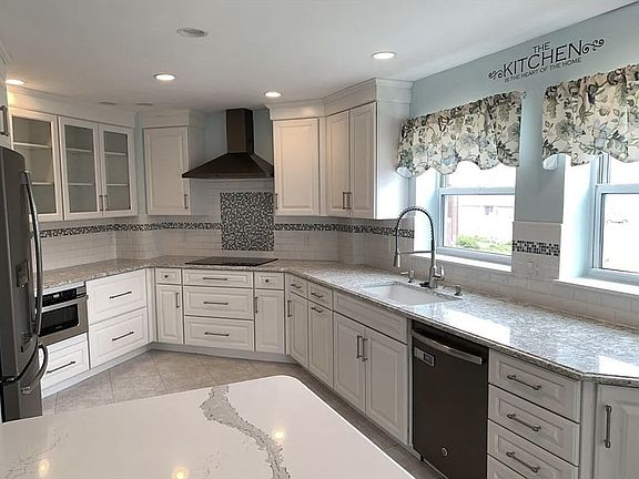 5th image of 9 Park Ave APT 202