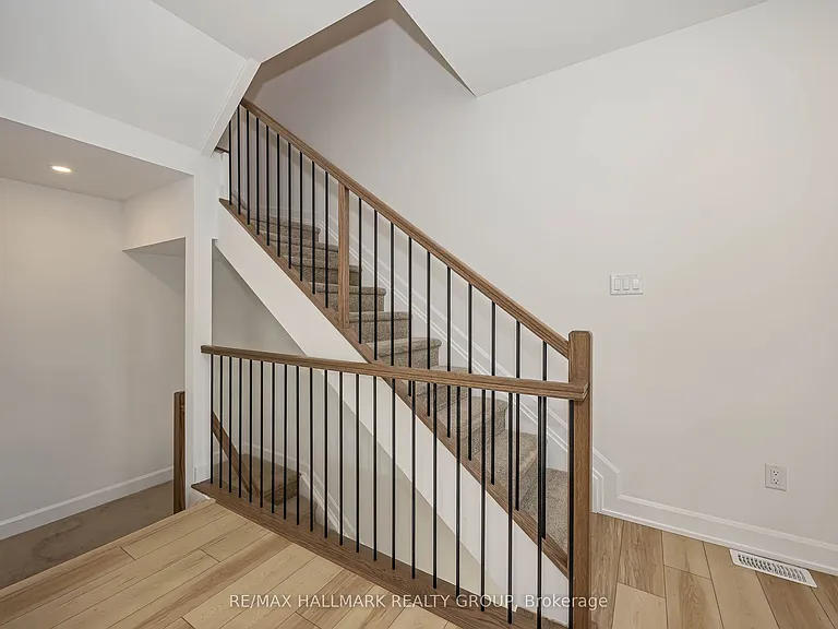 422 Rolling Meadow Cres — Photo 10