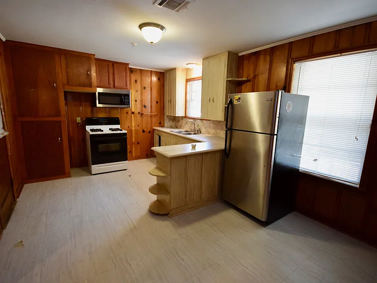1310 Fairfield Dr — Photo 8