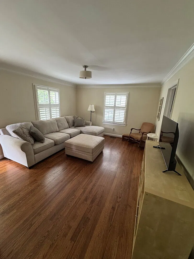 Furnished Downtown Cary haven: cozy standalone cottage on a huge green — Photo 2