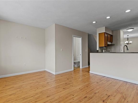 3rd image of 166 Marlborough St