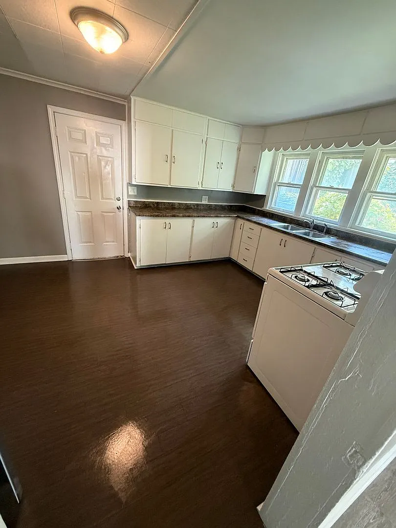 1910 N Lyon Avenue — Photo 4