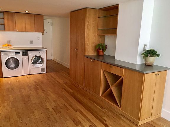 3rd image of 100 W 72nd St APT 2E