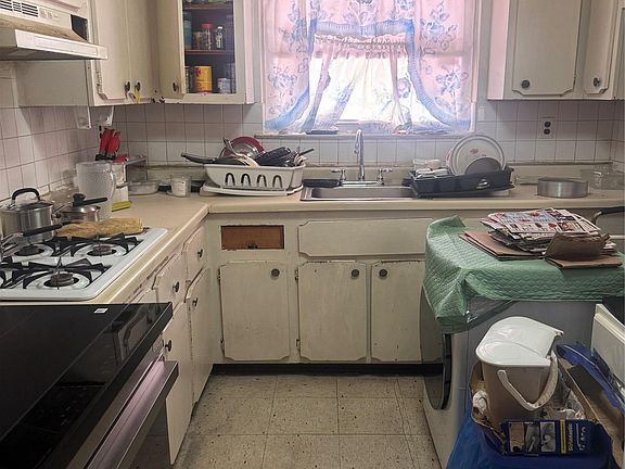 4th image of 1427 Needham Avenue
