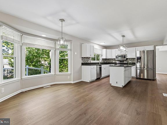 4th image of 33 Snow Meadow Ln