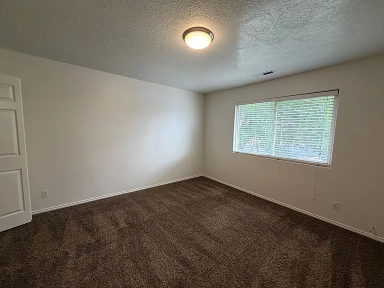 425 E 1050 S — Photo 10