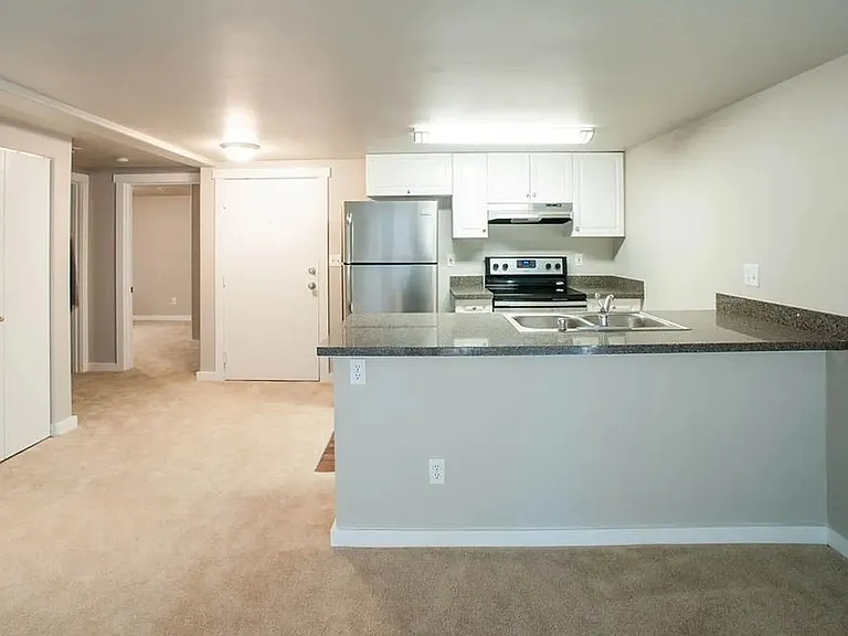 LC Park Place Apartments — Photo 10