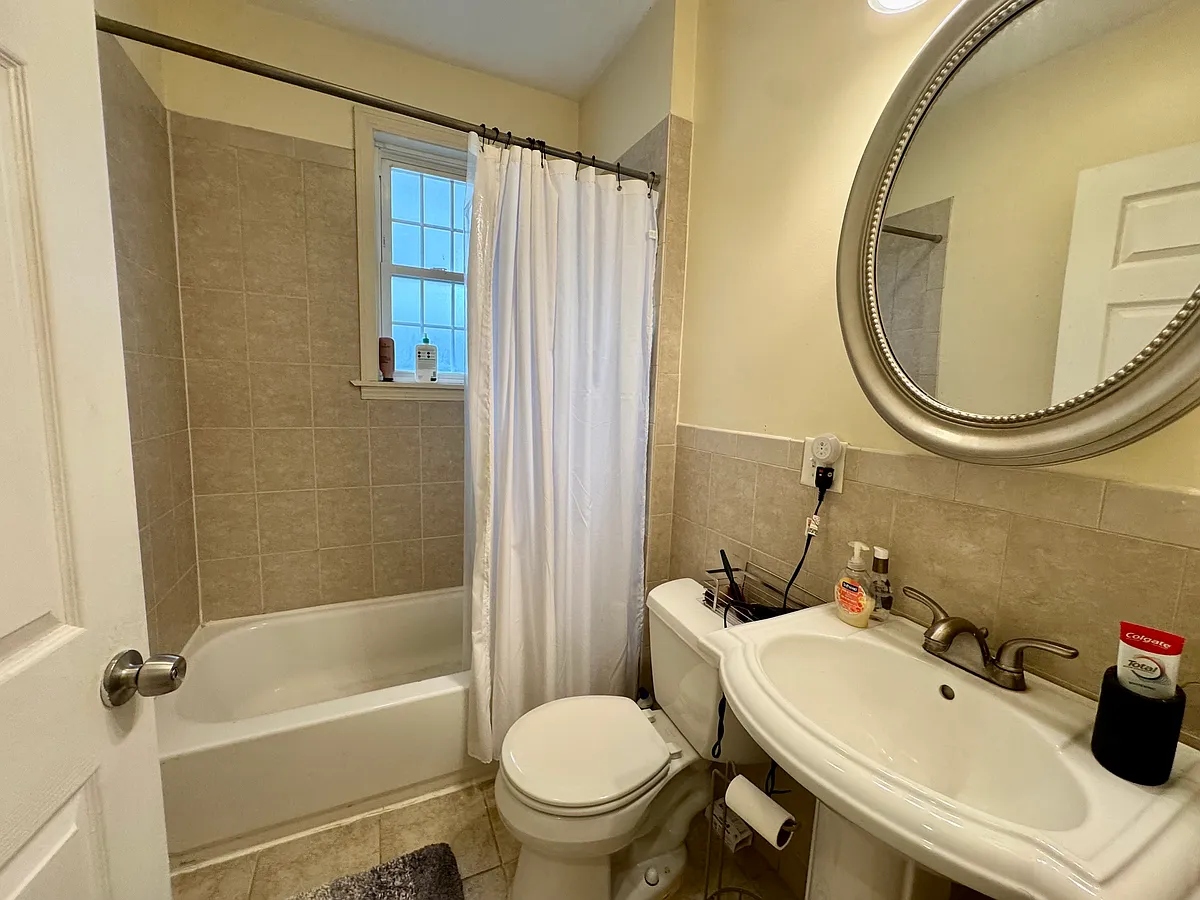 Building Photo - 22 Elmore St #2