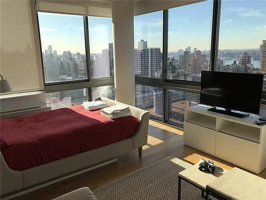 Rented by R New York | media 9