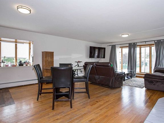 3rd image of 286 Lawrence Ave