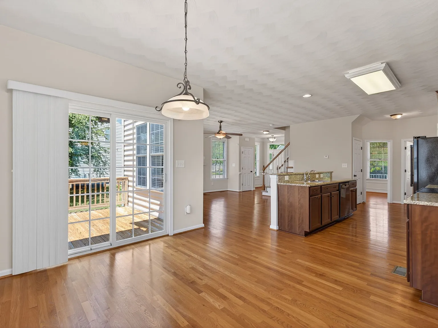 4 bed, 2.5 bath, 1989 sqft, $2,625 — Photo 2