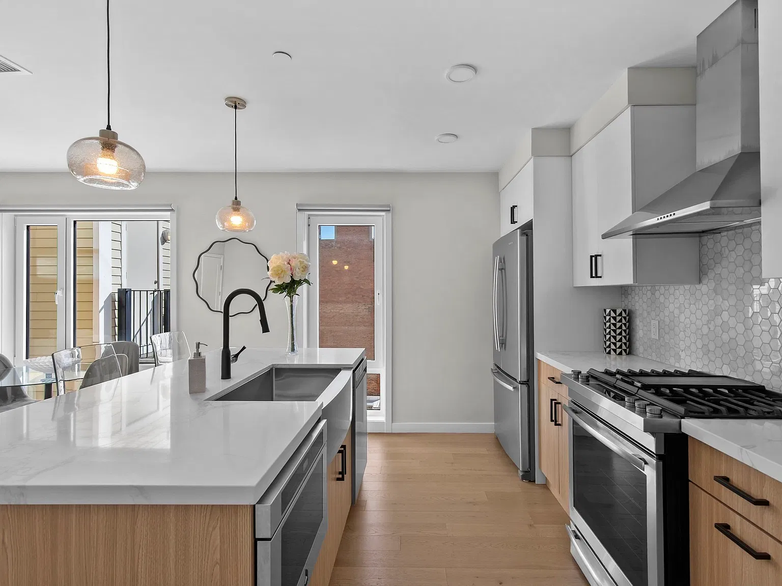 1 bed, 1.0 bath, 700 sqft, $3,300 — Photo 3