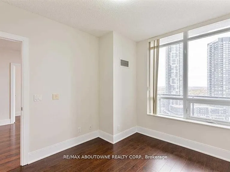 330 Burnhamthorpe Rd W #2303 — Photo 9