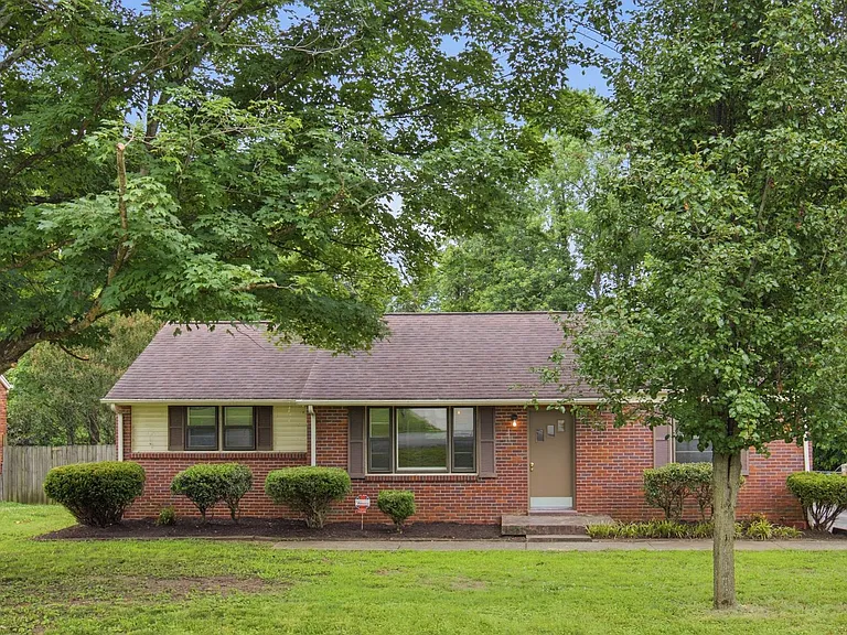 2923 Dunmore Dr — Photo 2