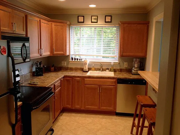 Great kitchen with breakfast bar, dishwasher and disposal