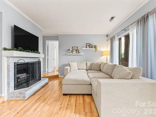 1109 E Morehead St APT 16, Charlotte, NC 28204