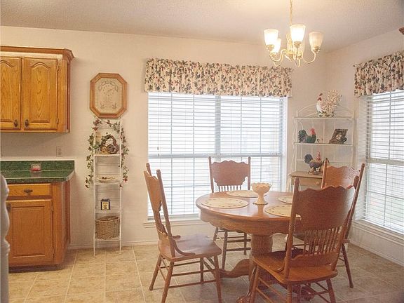 4th image of 937 Jessica Dr
