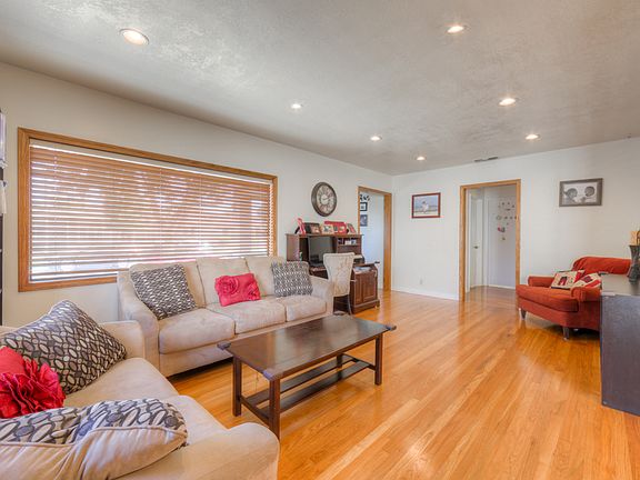 4th image of 2422 Dashwood St