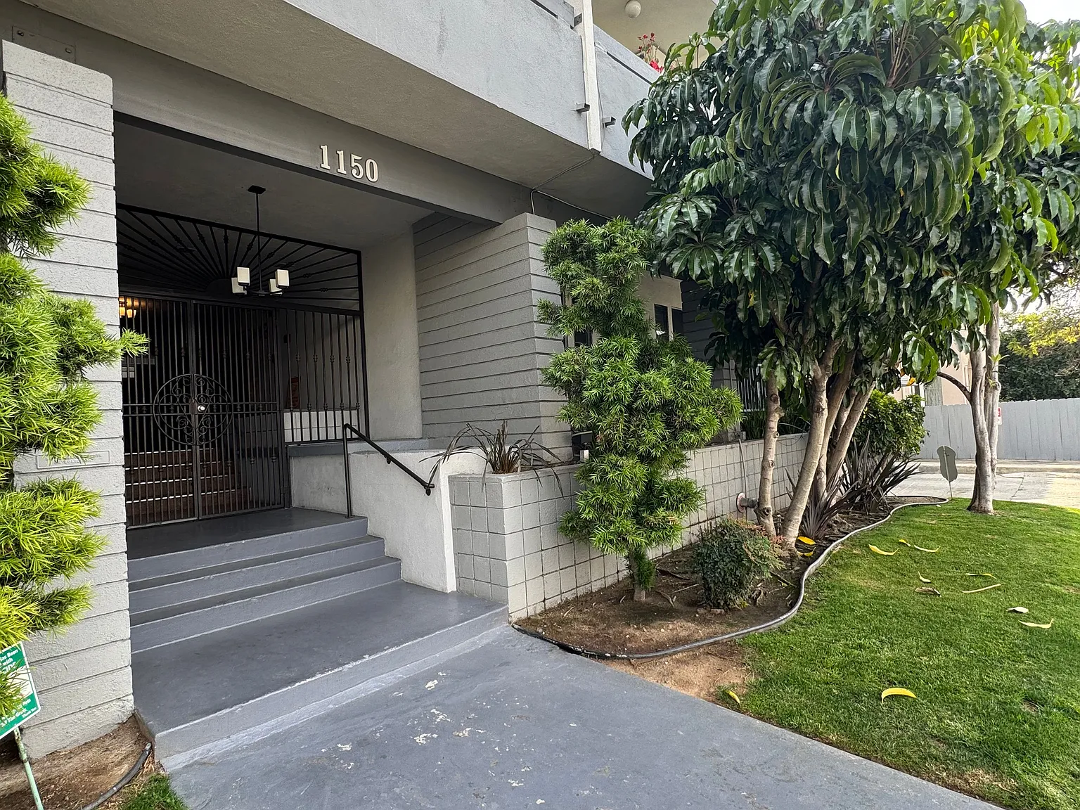 1150 N Normandie — Photo 4