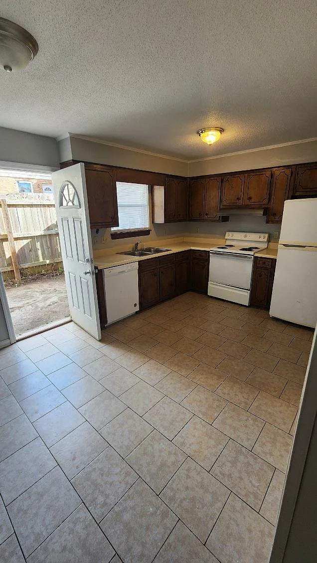 2 bed, 1.5 bath, $950 — Photo 4