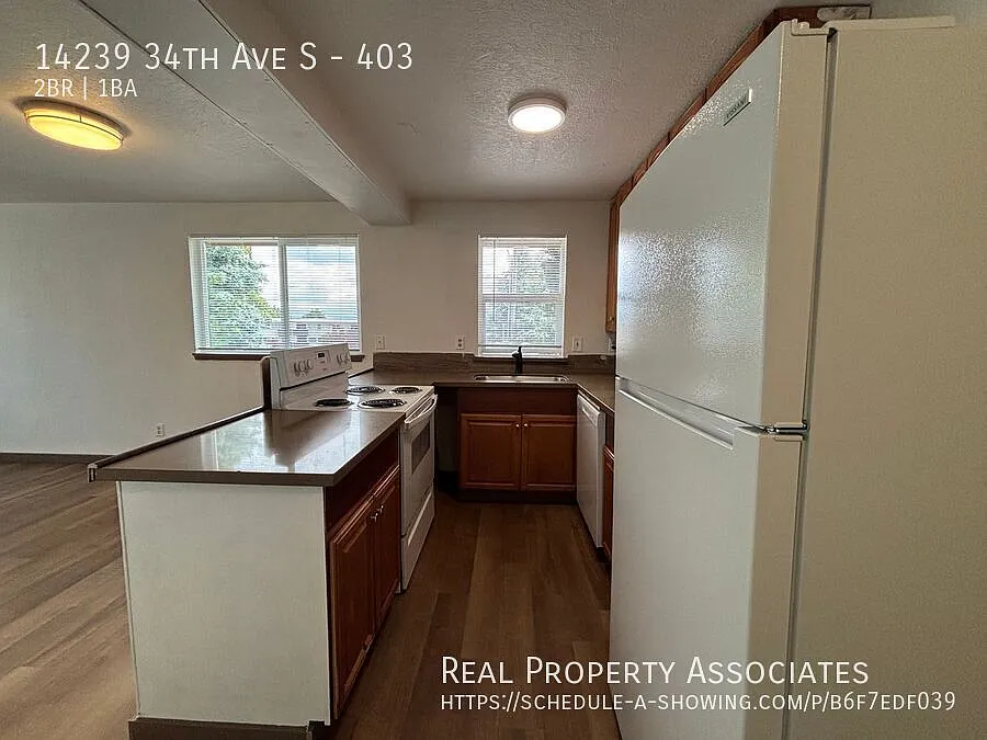 Spacious top floor two bedroom apartment in the heart of Tukwila — Photo 2