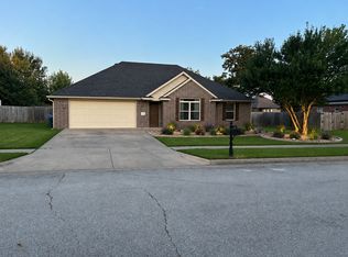 489 N Drewrys Bluff Dr, Fayetteville, AR 72704