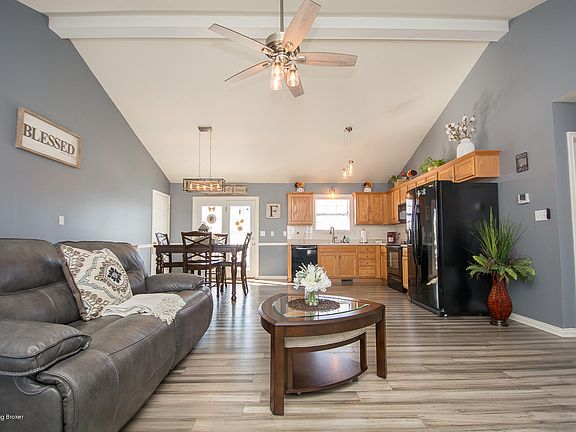 3rd image of 285 Summer Place Dr