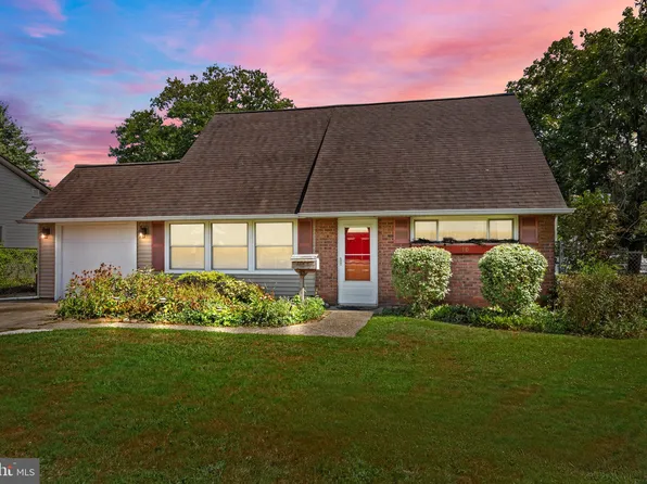 16 Vividleaf Ln, Levittown, PA 19054
