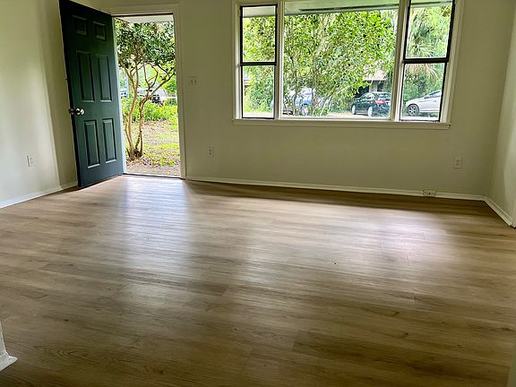 4th image of 739 NE 10th Pl