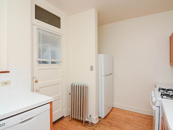 2nd image of 2444 W Sunnyside Ave #2