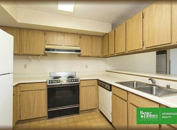 2nd image of 990 Ala Nanala St APT 28B