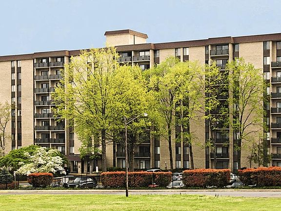 2nd image of 6001 Arlington Blvd APT 612