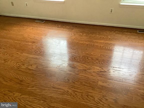 4th image of 8265 Londonderry Ct