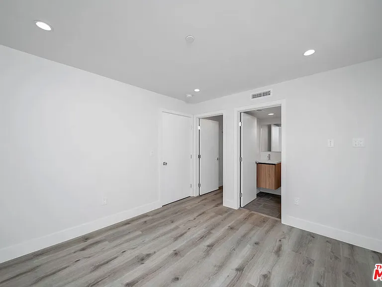 11524 Emelita St — Photo 3
