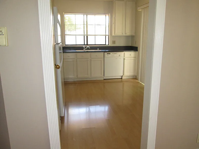 927 Lobelia Ln — Photo 4