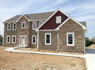 410 Ahrens Dr, Mukwonago, WI 53149