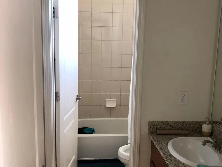 Kids bathroom - Jack 'n jill style