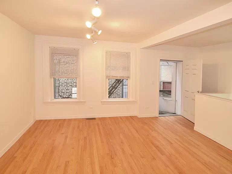 Wicker Park Big 3 Bedroom 2 Bath Private Coach House. Decks and Outdoor Space. — Photo 8
