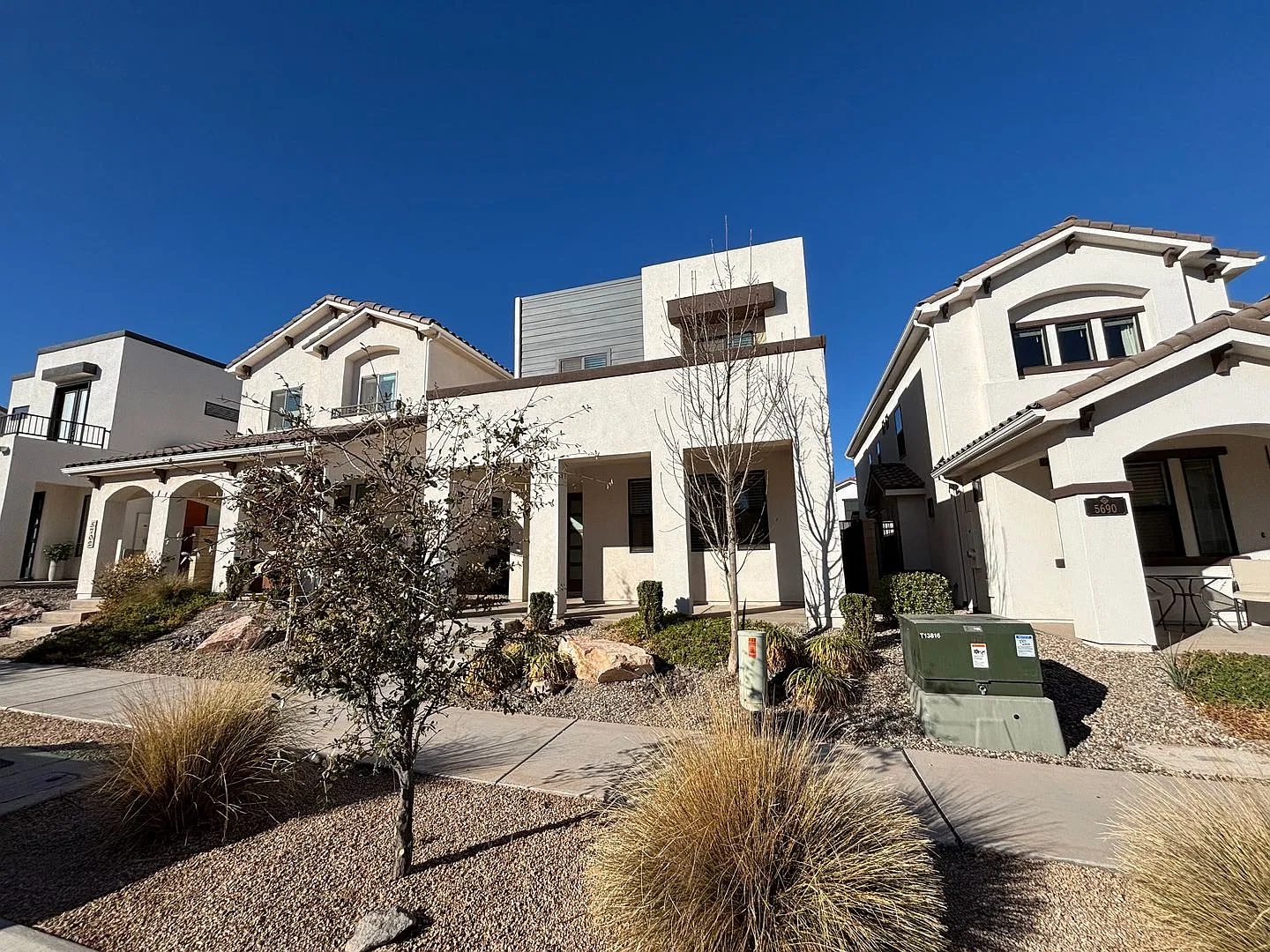Spacious Home For Rent In Desert Color! — Photo 3