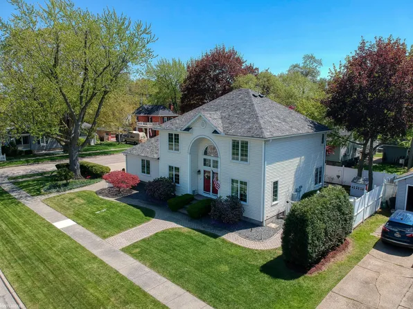 705 Clinton Ave E, Saint Clair, MI 48079