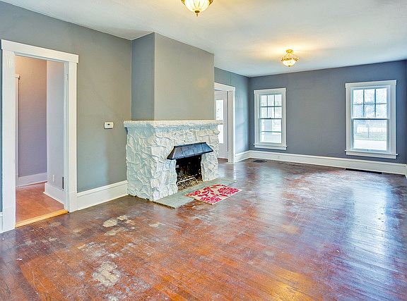 5th image of 904 S Market St