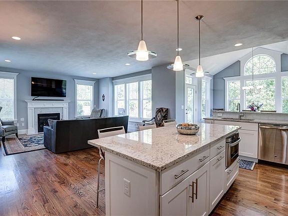 4th image of 102 Packwood Pl