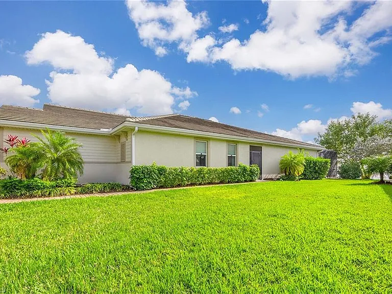 14610 Edgewater Cir — Photo 3