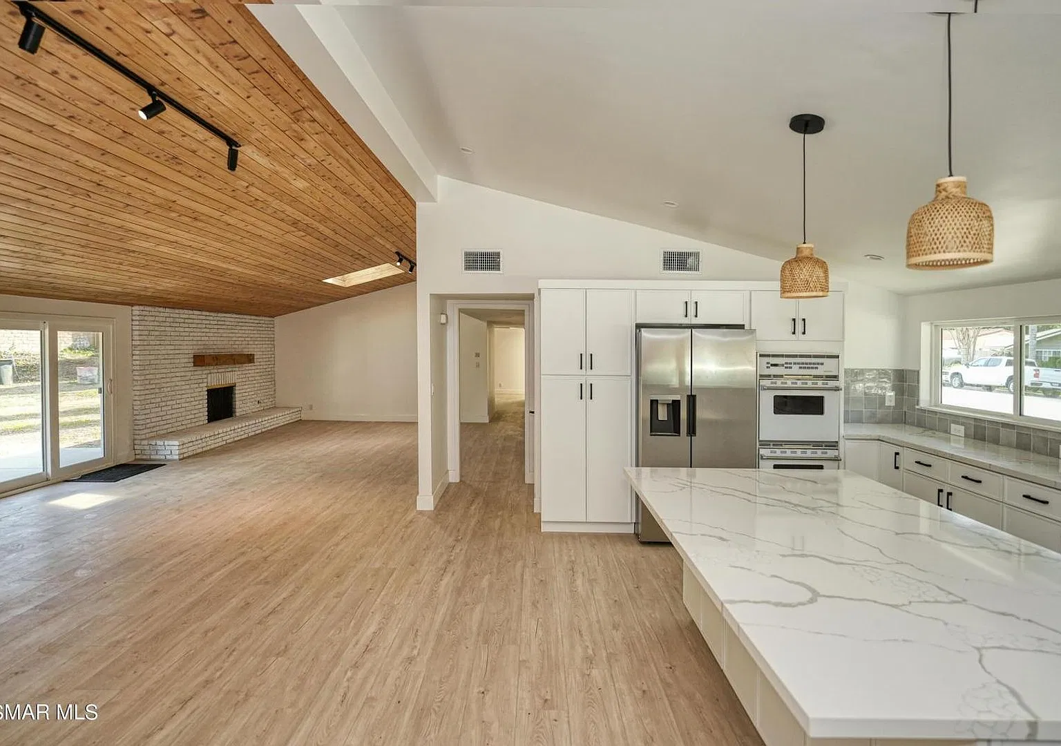 Beautifully upgraded 4 bedroom + 2 1/2 bath + Bonus room, single-story home in the heart of Thous... — Photo 3
