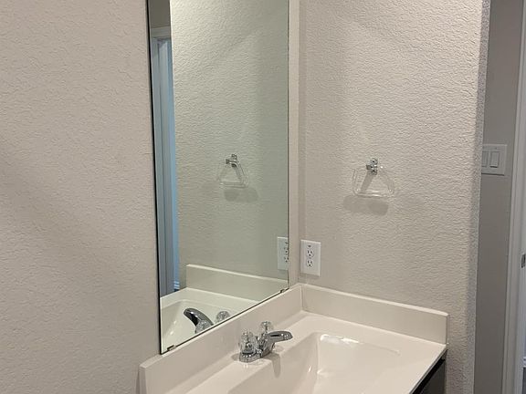 5th image of 219 Whipporwill Ln