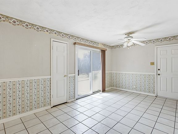 5th image of 1702 Bristol Ct S