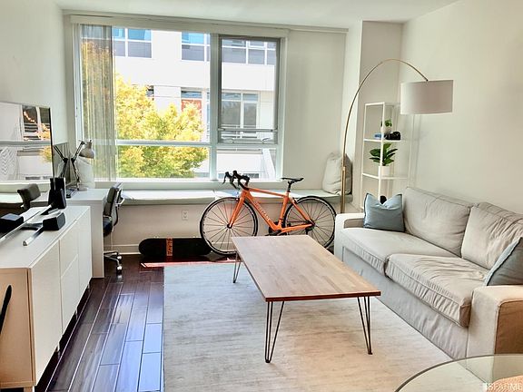 5th image of 300 Berry St Unit 516